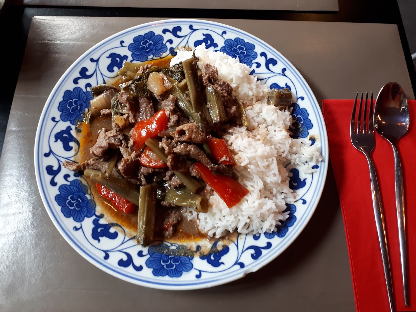 Rindfleisch mit Frühlingszwiebeln, Paprika und Reis