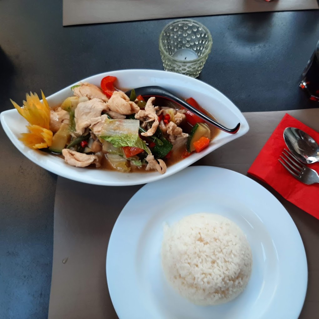 Asiatisches Hähnchengericht mit Gemüse und Reis