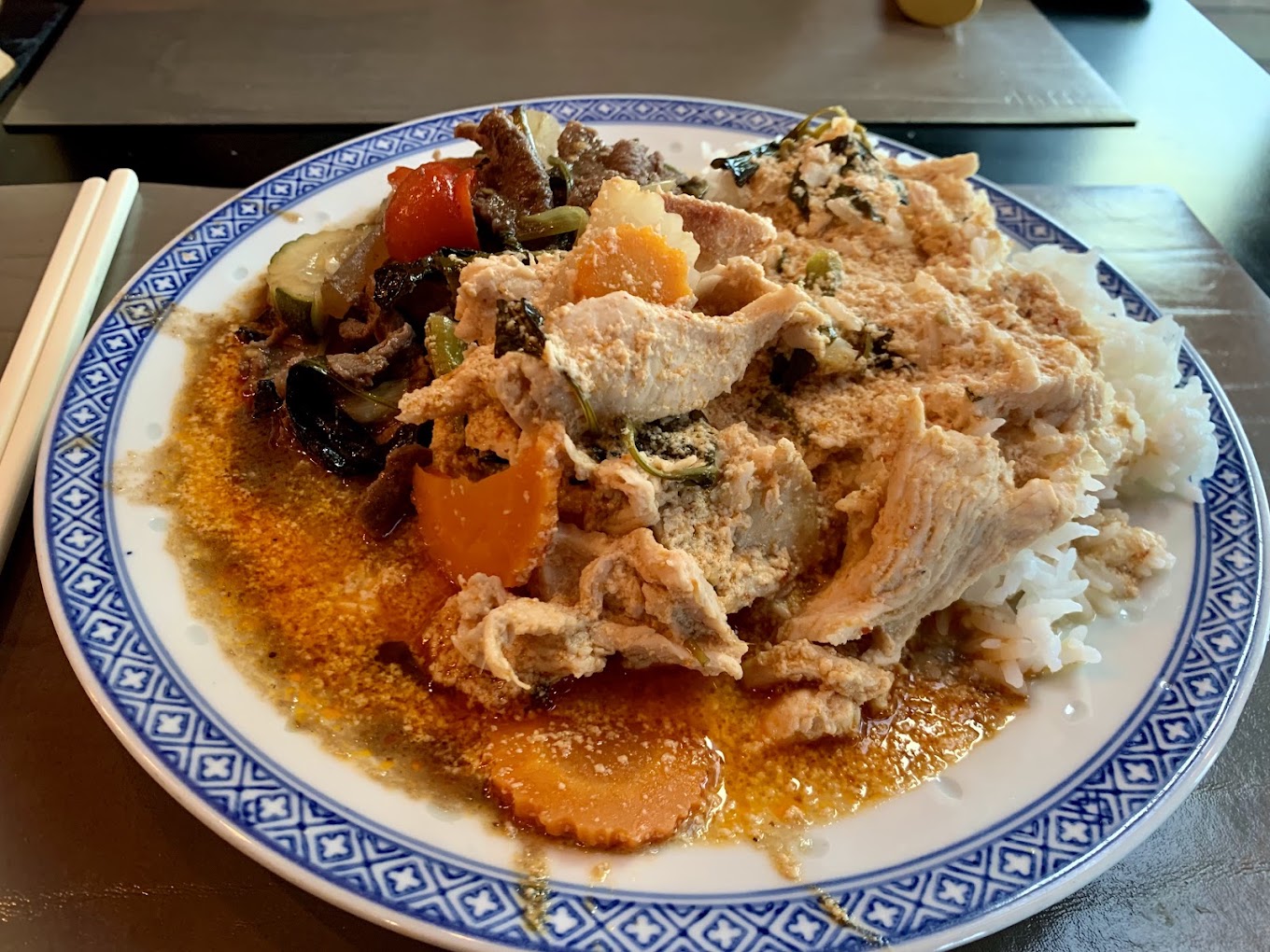 Asiatisches Take-away Gericht mit Reis