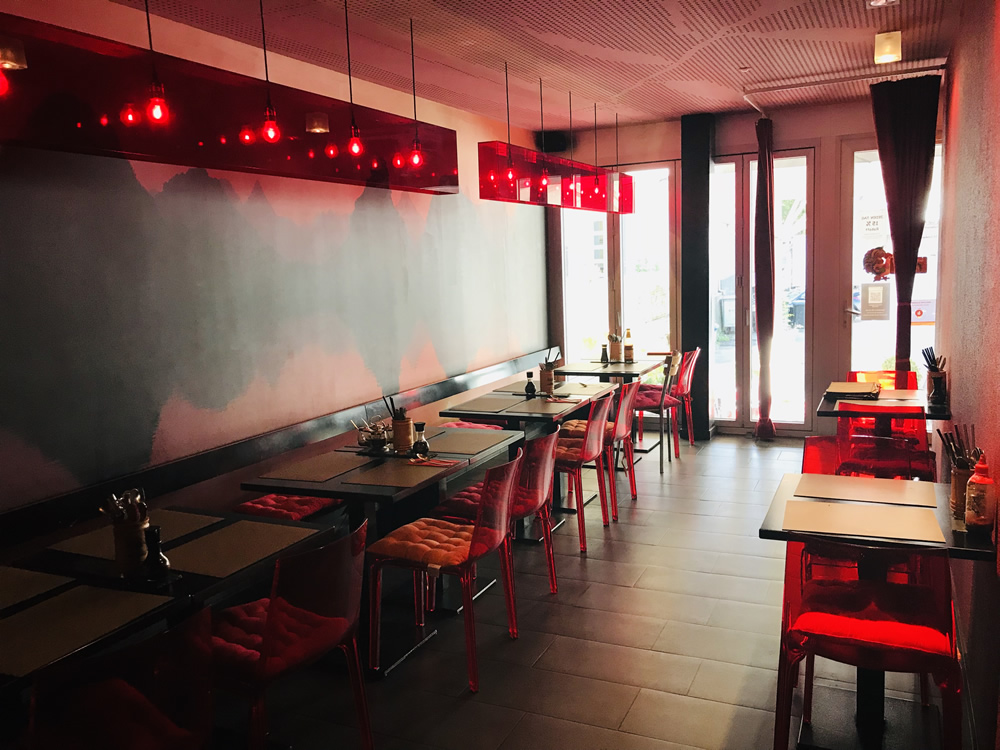 Innenraum des Shanghai Restaurants am Hirschengraben mit warmer roter Beleuchtung