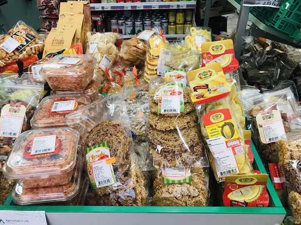 Getrocknete asiatische Snacks in der Auslage