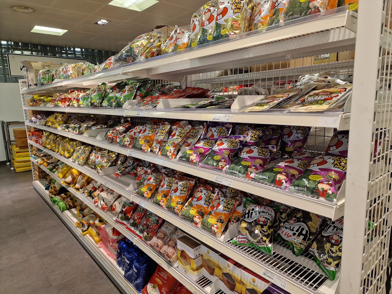 Regal mit Nori-Snacks im Asia-Shop