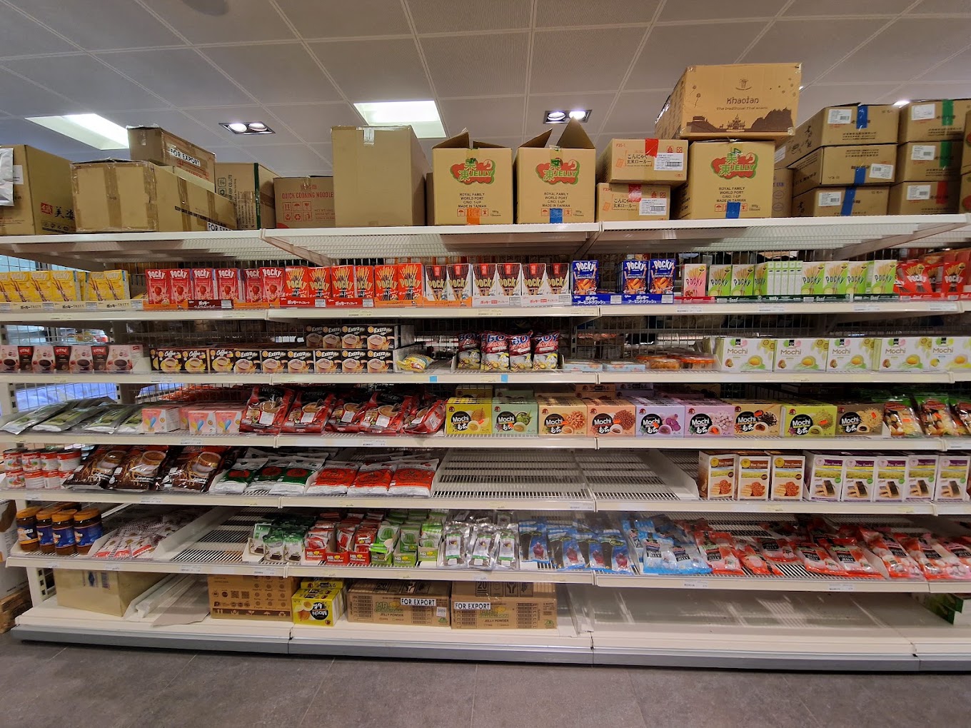 Regal mit asiatischen Snacks und Süssigkeiten im Asia-Shop